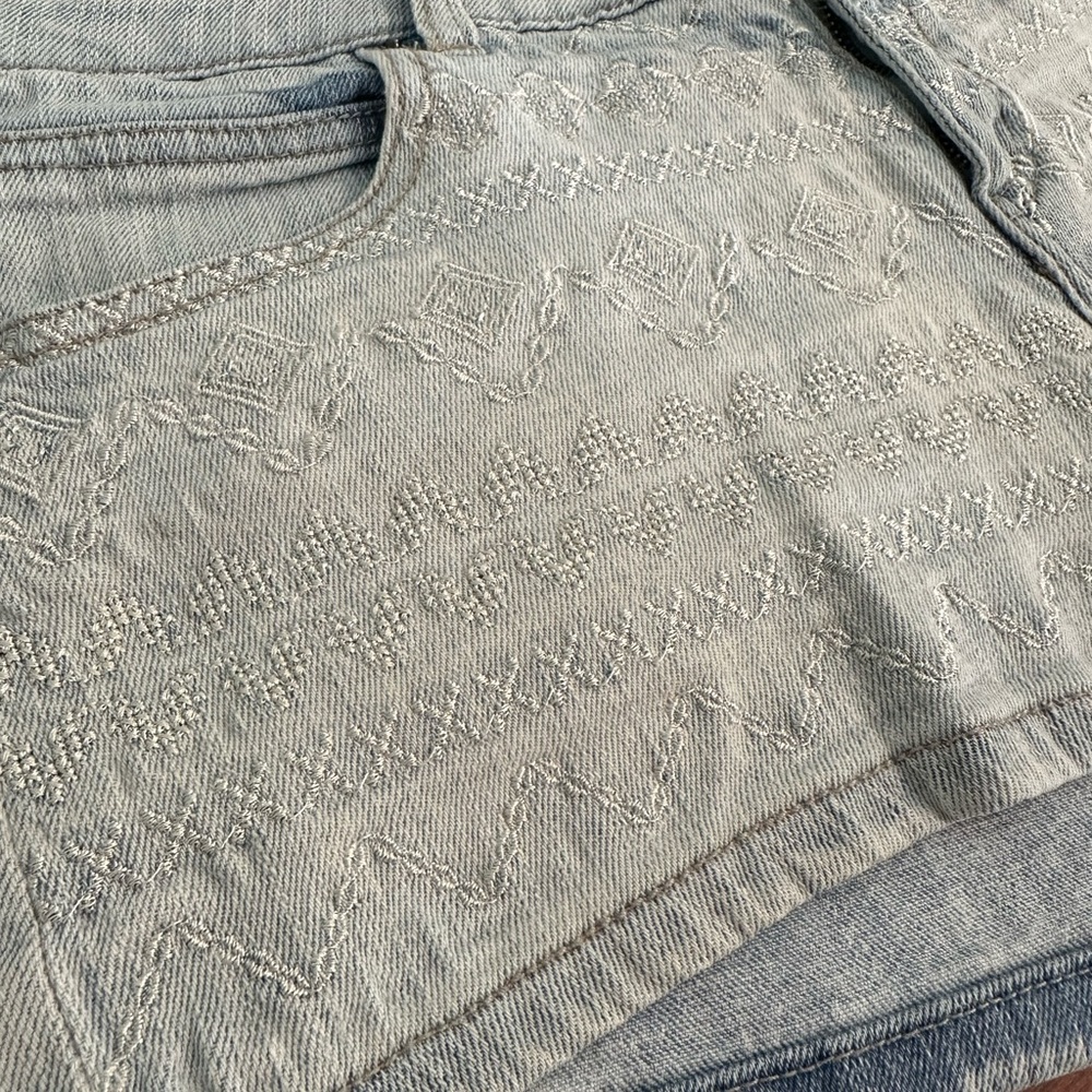 Embroidered shorts - Picture 3 of 4